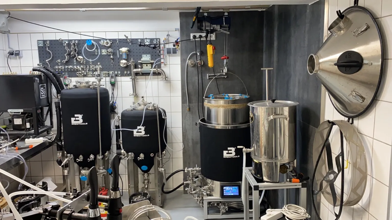Full brewery overview with B150 and fermenters