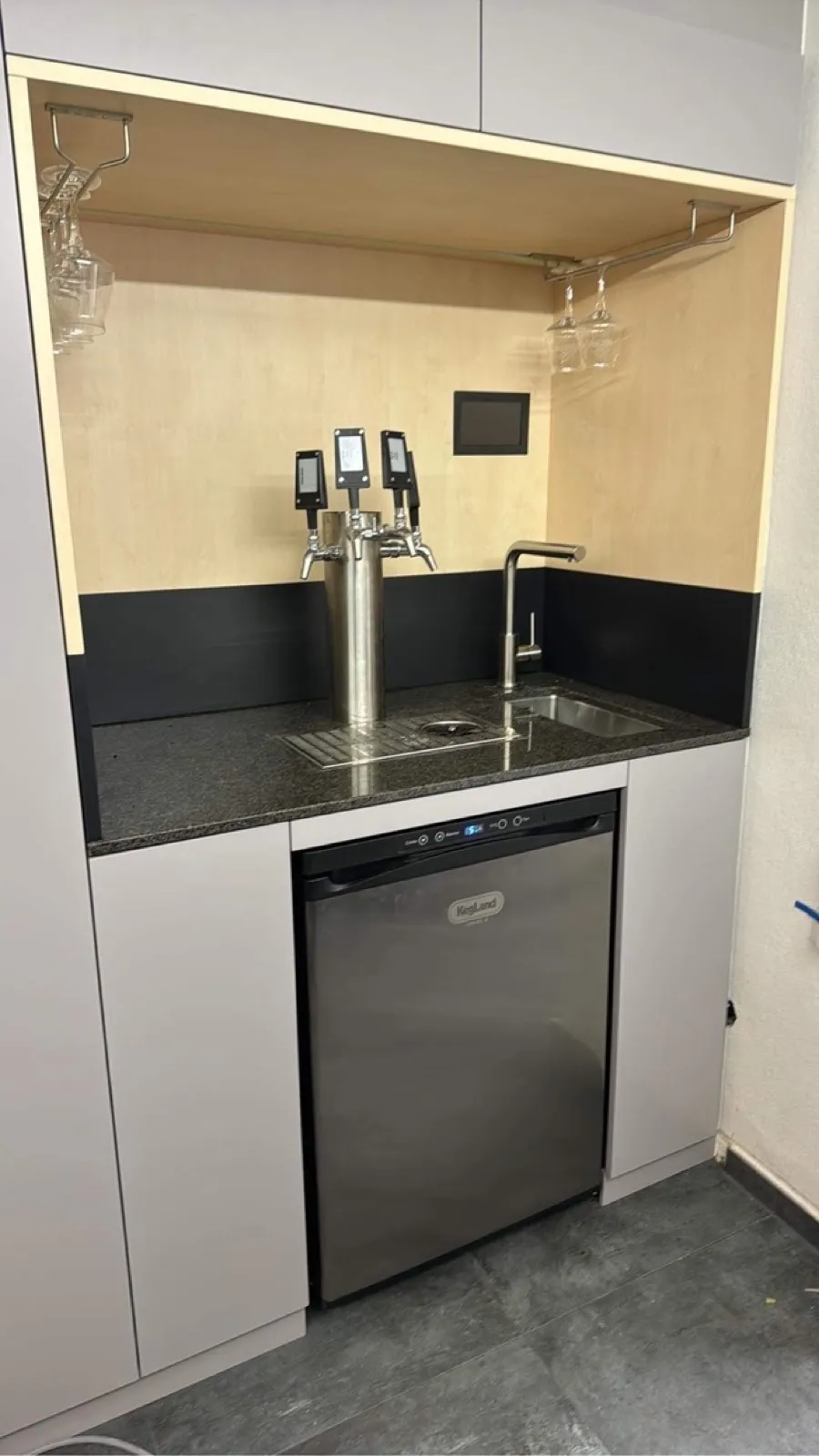 Built-in tap station